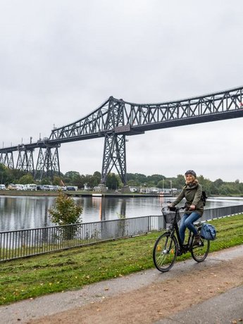 Radfahren am NOK in Rendsburg Eisenbahnhochbrücke 2 (© Mittelholstein_MOCANOX) Radwege NOK Rendsburg Eisenbahnhochbrücke "Eiserne Lady"