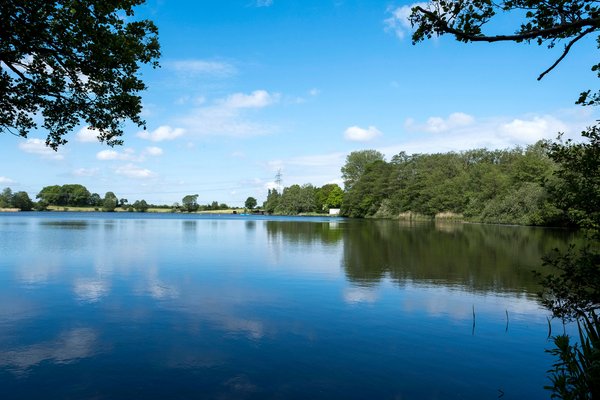 Idyllischer See in der Natur