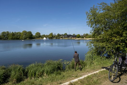 Angler am See auf dem Familien-Campingplatz Padenstedt