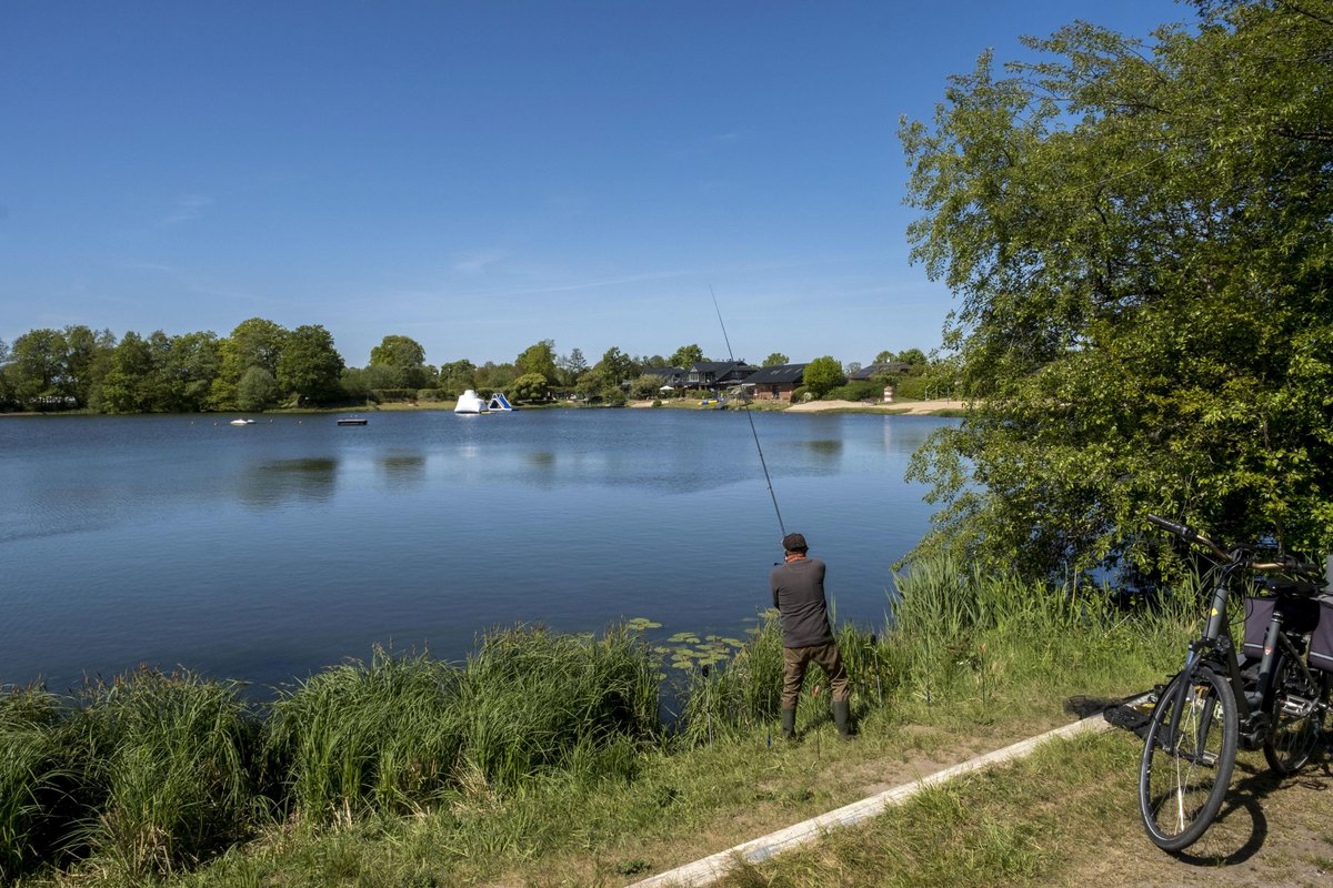 Angler am See auf dem Familien-Campingplatz Padenstedt
