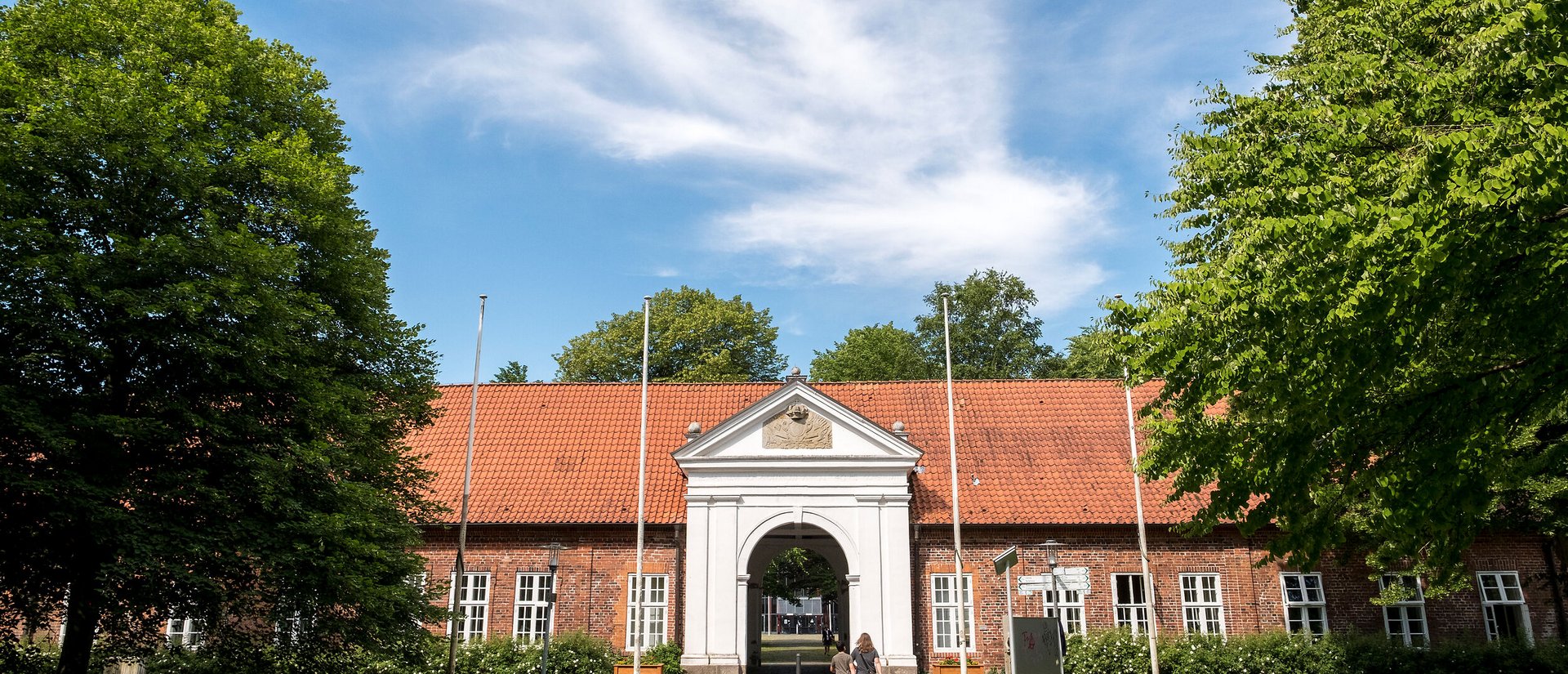 Historisches Gebäude mit Torbogen