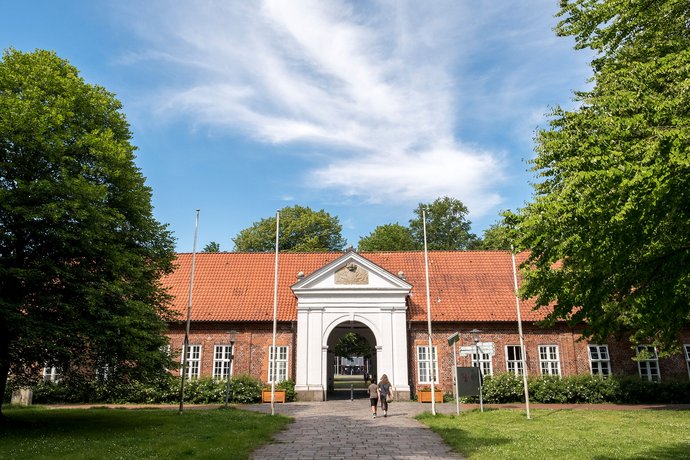 Ausflugstipps (© MHT.SH & Peter Lühr) Historisches Gebäude mit Torbogen