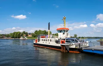 Schacht-Audorf_10 Schiffsanleger in Schacht-Audorf. Die Kanal-Fähre wechselt das Ufer auf de Fähre stehen Autos.