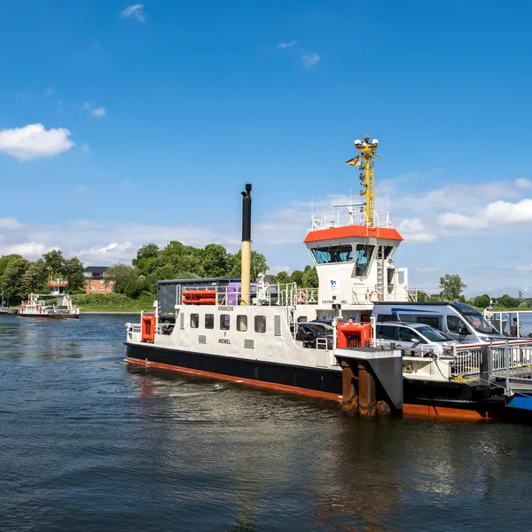 Schiffsanleger in Schacht-Audorf. Die Kanal-Fähre wechselt das Ufer auf de Fähre stehen Autos. 