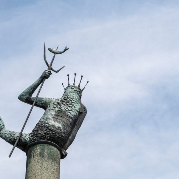 Rendsburgs Römischer Gott auf der Neptun Terrasse am NOK