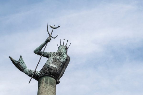 Rendsburgs Römischer Gott auf der Neptun Terrasse am NOK