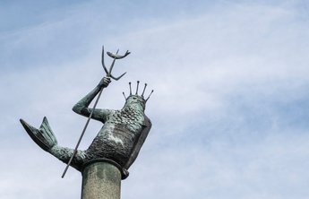 Statue Neptun Rendsburg (© Mittelholstein Tourismus e. V. | Peter Lühr) Rendsburgs Römischer Gott auf der Neptun Terrasse am NOK