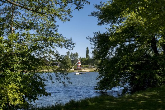 Leuchtturm auf dem Spielplatz des Familien-Campingsplatzes in Padenstedt