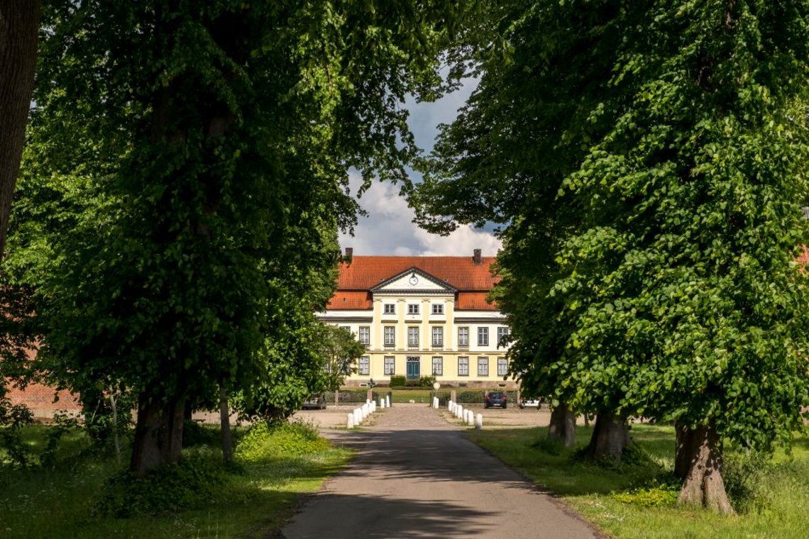 Großes Herrenhaus Geschichte Kultur Mittelholstein