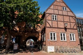 Torbogen am Alten Rathaus mit Tourist-Information