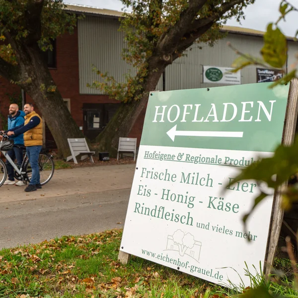 Shooting Landwirtschaft und Kulinarik - Ochsenweg - Eichenhof Grauel (© Ochsenweg / MOCANOX) Eichenhof Grauel und Hofladen auf dem Ochsenweg