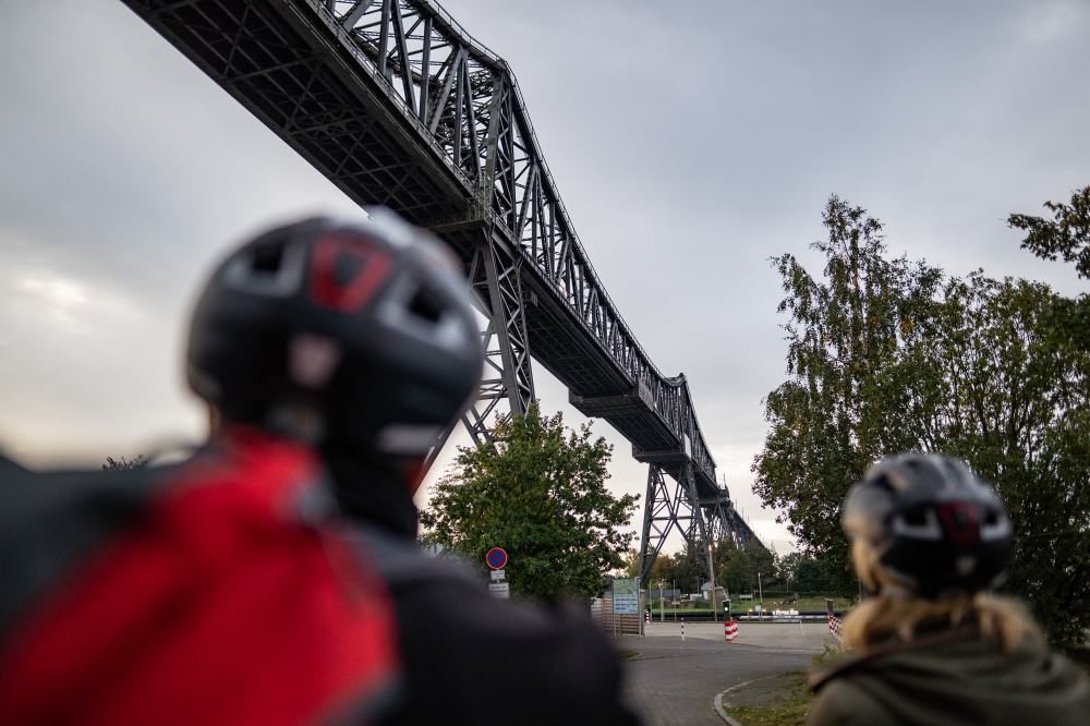 Eisenbahnhochbrücke Rendsburg Radfahren am NOK