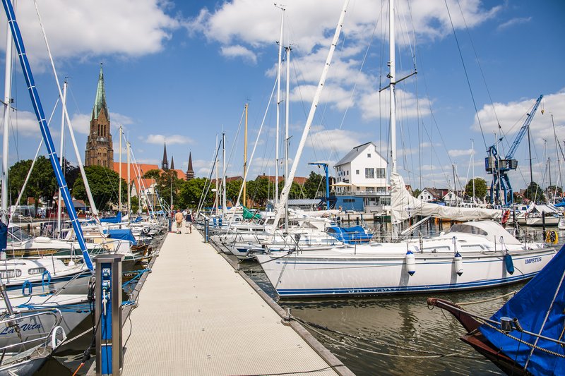 Steganlage mit Booten im Schleswiger Hafen am Wikinger-Friesen-Weg