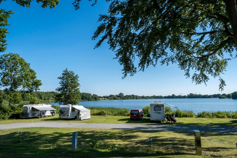 Campingplatz mit Wohnmobilen am See in Borgdorf-Seedorf.