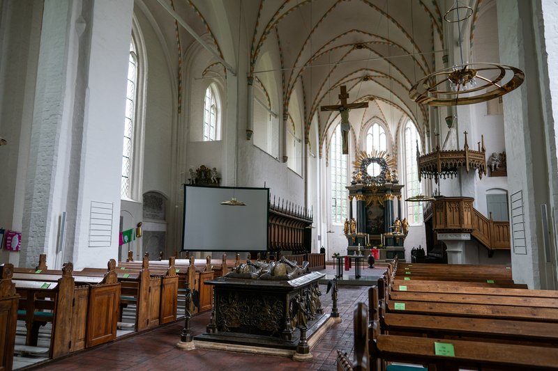 Innenansicht der Klosterkirche in Bordesholm mit Blick auf das Mittelschiff, Altar und Kanzel.
