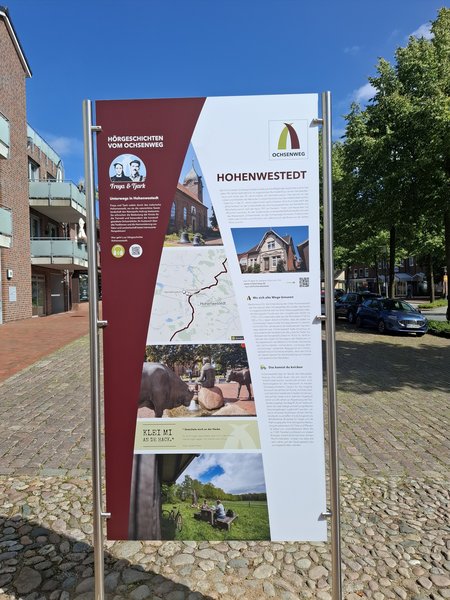 Informationsschild über den Ochsenweg in Hohenwestedt mit Bildern und Texten.
