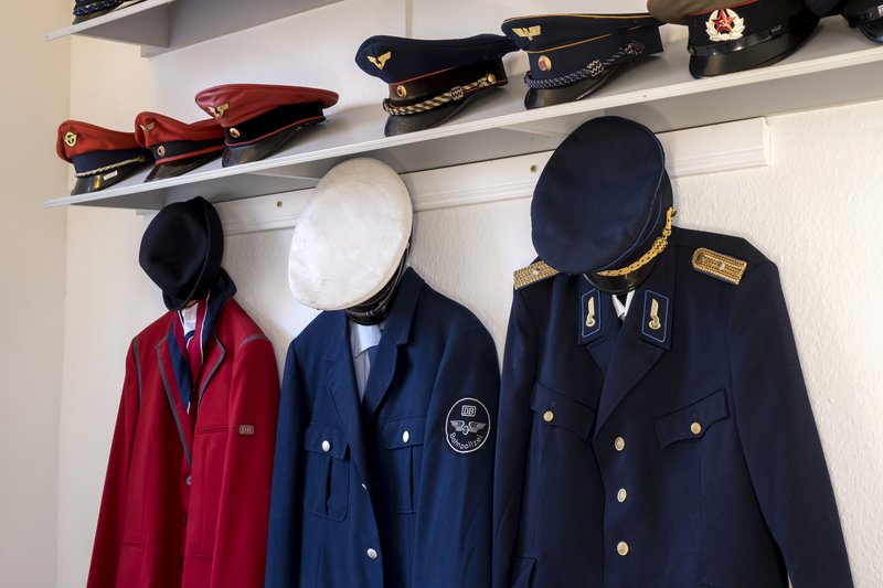 Uniformen und Mützen im Museumsstellwerk Rendsburg.
