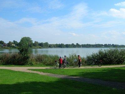 Seen, sanfte Hügel und weiter Horizont