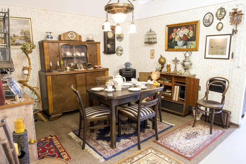 Ein Wohnzimmer im Retro-Stil mit antiken Möbeln und Dekorationen.