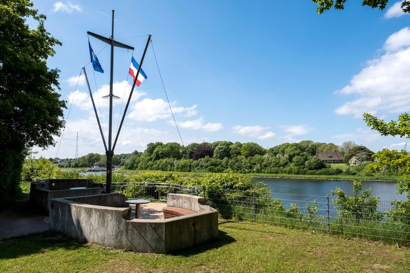 Aussichtspunkt mit Fahnenmast und Sitzbereich am Wasser in Schacht-Audorf.