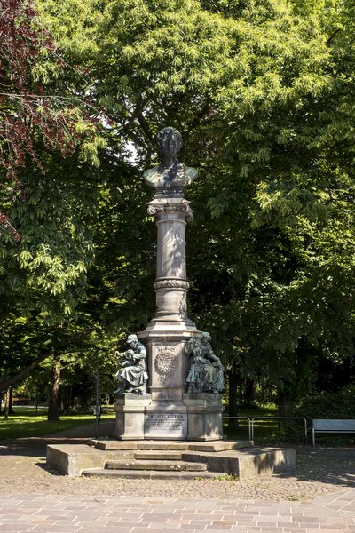 Denkmal im Stadtpark Rendsburg mit Büste und Figuren.