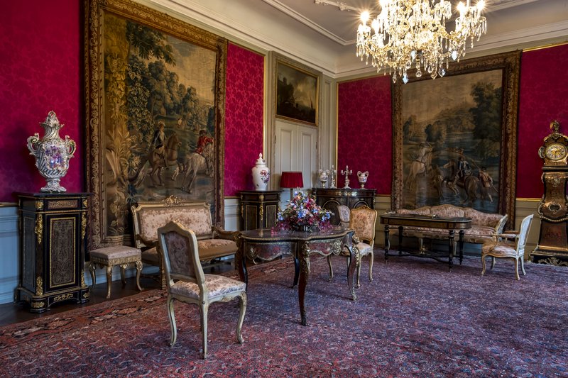 Eleganter Salon mit antiken Möbeln, Wandteppichen und Kronleuchter im Herrenhaus Emkendorf.