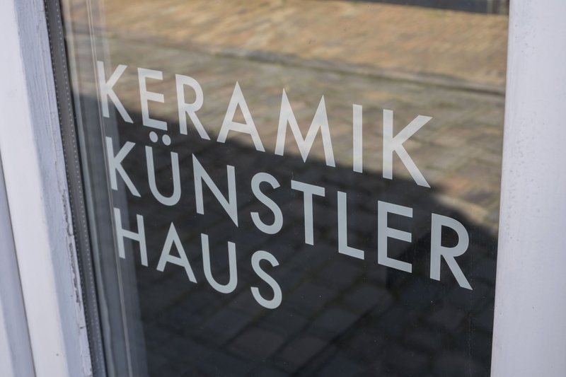 Glasfenster mit der Aufschrift 'Keramik Künstler Haus'.