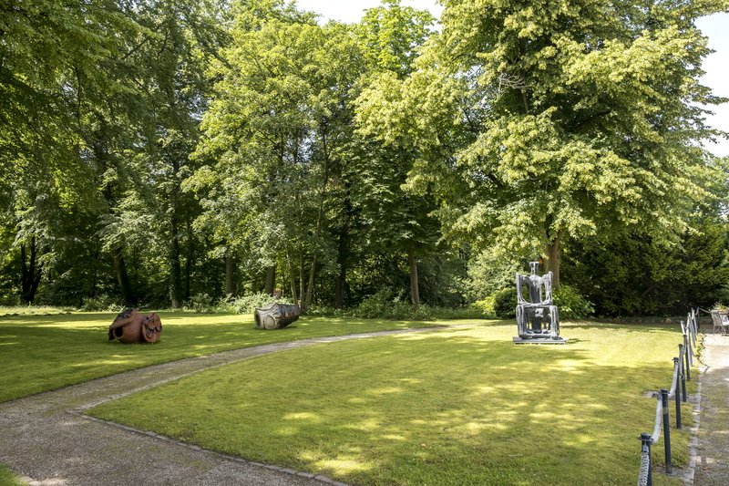 Skulpturen im Gerisch-Skulpturenpark Neumünster, umgeben von Bäumen und Rasenflächen.