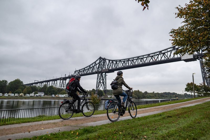 Radfahrende an der Eisenbahnhochbrücke Rendsburg