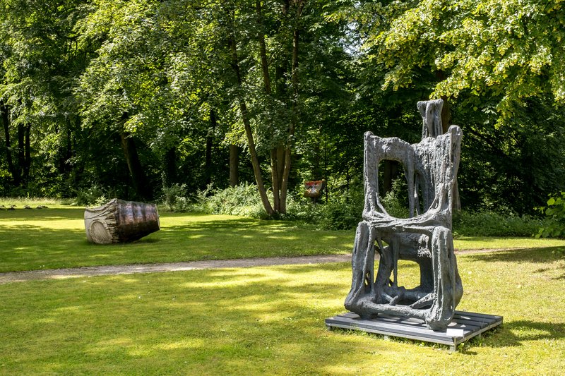 Skulpturen im Gerisch-Skulpturenpark Neumünster, umgeben von Bäumen und Rasenflächen.