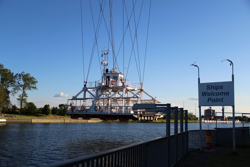 Schwebefähre Rendsburg über dem Nord-Ostsee-Kanal bei sonnigem Wetter.