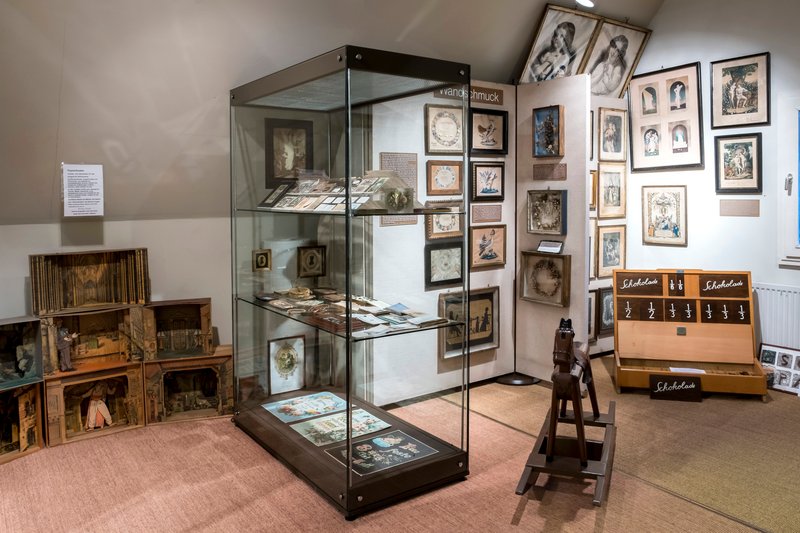 Ausstellungsraum im Heimatmuseum Hohenwestedt mit Vitrinen und historischen Exponaten.