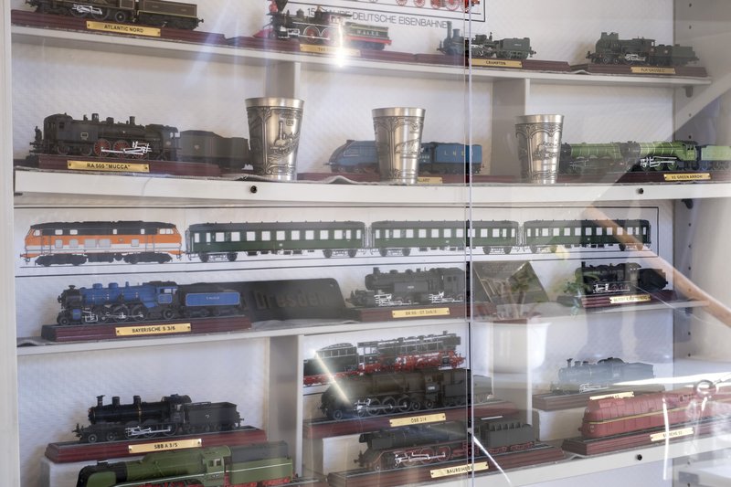 Vitrine mit Modelllokomotiven im Museumsstellwerk Rendsburg.