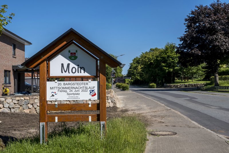 Willkommensschild in Bargstedt mit Ankündigung des Mittsommernachtslaufs 2022.