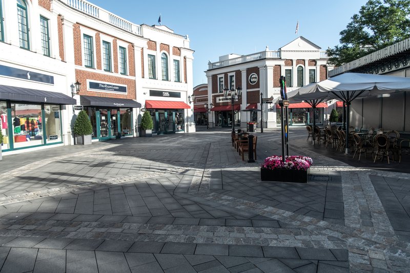 Leere Einkaufsstraße im Outlet-Center Neumünster mit Geschäften und Cafés.