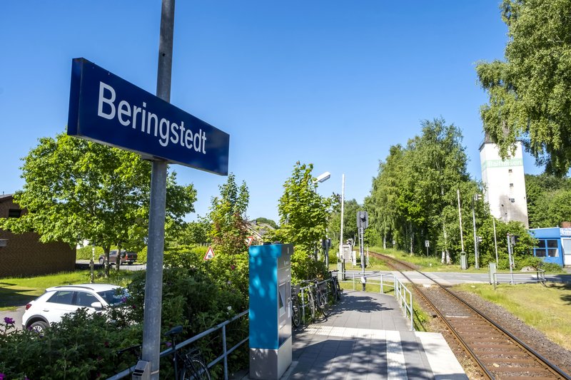 Bahnhof Beringstedt mit Bahngleisen und umgebender Vegetation.