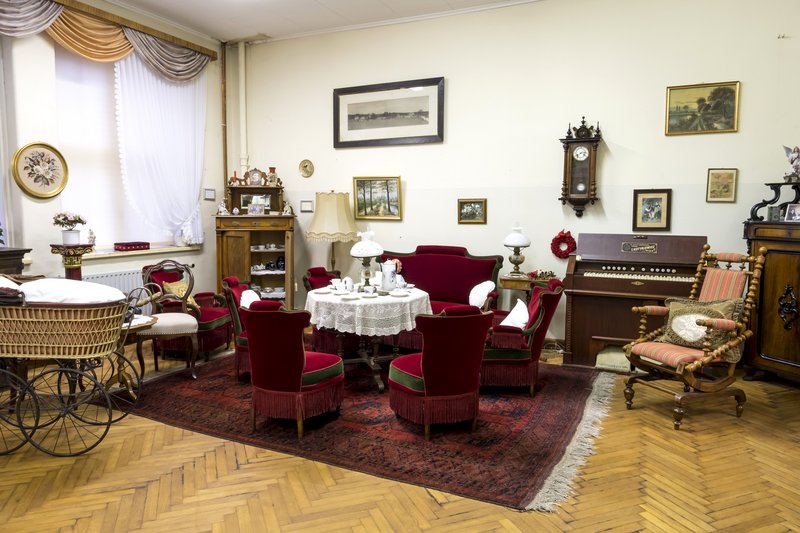 Ein Wohnzimmer im Heimatmuseum Hanerau-Hademarschen mit antiken Möbeln und Dekorationen.
