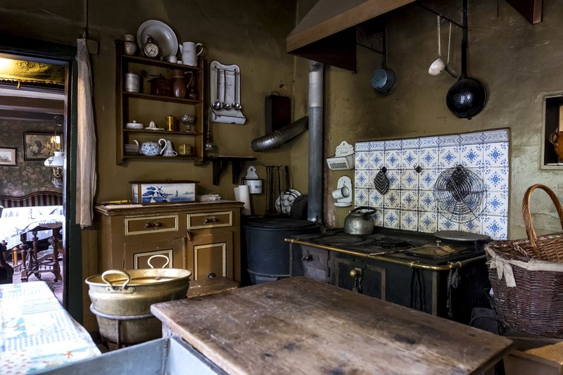 Historische Küche im Museum Dat ole Hus mit antiken Möbeln und Küchenutensilien.