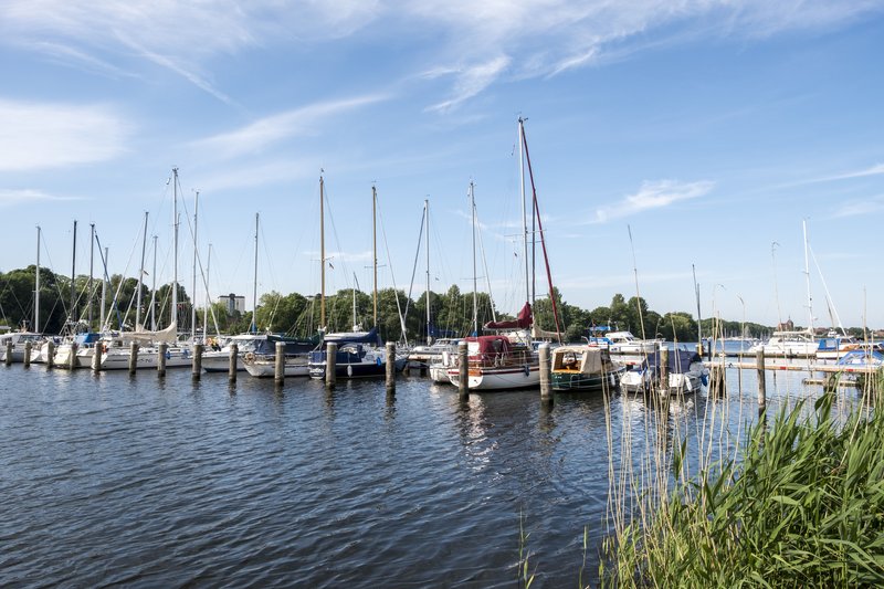 Yachthafen mit Segelbooten und klarem Himmel in Büdelsdorf.