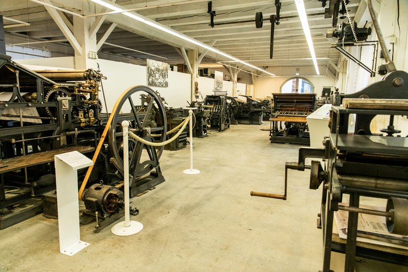 Innenansicht des Druckmuseums Rendsburg mit alten Druckmaschinen.