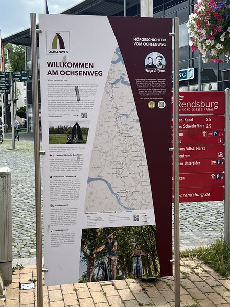 Informationsschild zum Ochsenweg in Rendsburg mit Karte und Texten zur Geschichte und Sehenswürdigkeiten.