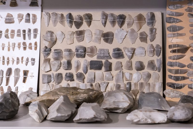 Eine Sammlung von prähistorischen Feuersteinen auf Karton montiert.