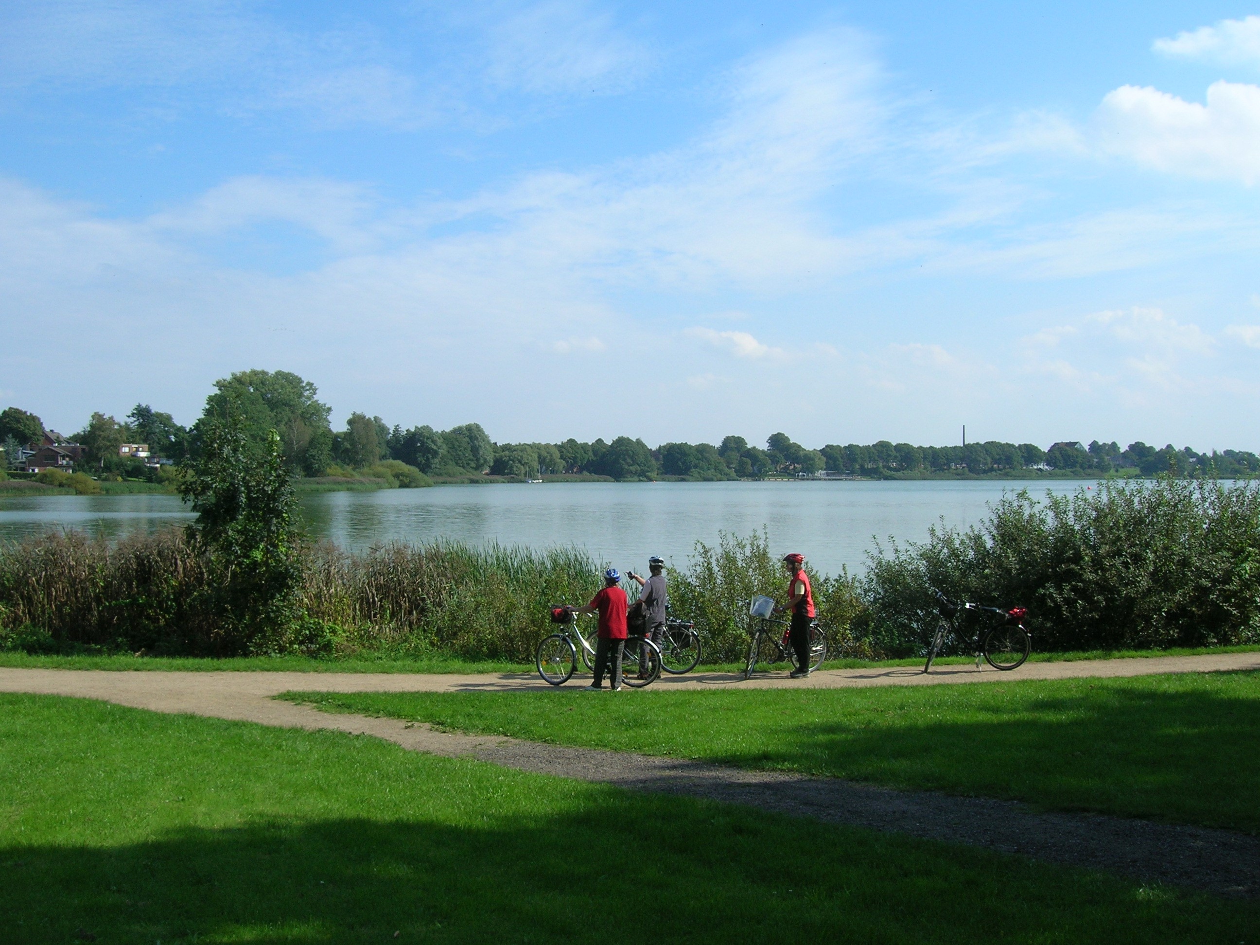 Seen, sanfte Hügel und weiter Horizont